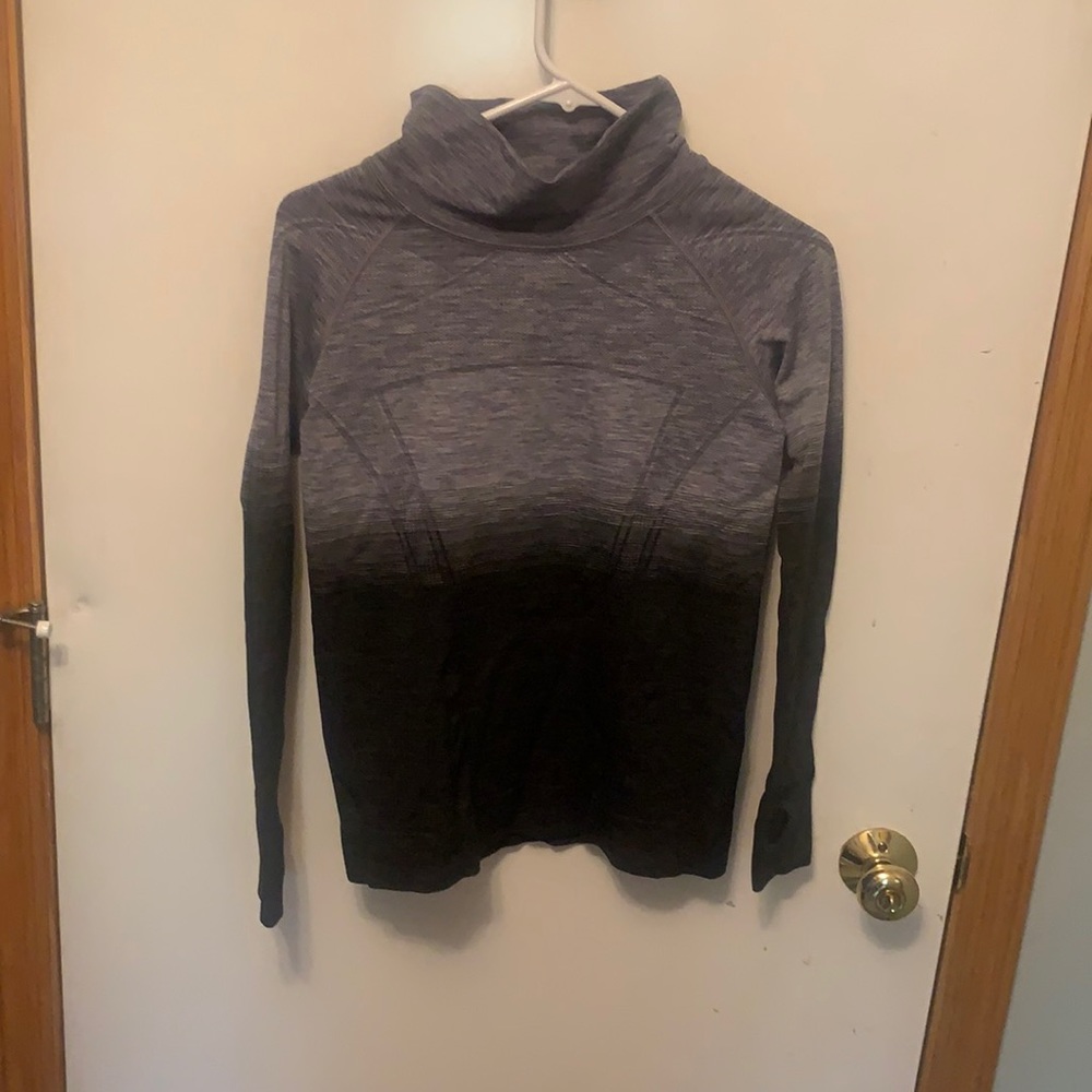 I Viva athletic top with some thumb holes in wrist